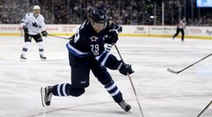 Medzi hviezdami týždňa NHL sú dve mladé ofenzívne pušky, dopĺňa ich tretí útočník