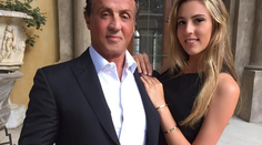 Sylvester Stallone po boku krásnej ženy. Takúto má sexy dcéru