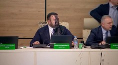 VIDEO: Šéfa gruzínskej volebnej komisie oblial člen opozície farbou. Reagoval na vyhlásenie parlamentných výsledkov