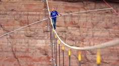 Nový rekord? Povrazolezec vo výške 183 metrov bez istenia