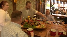 Boli sme v reštaurácii, v ktorej vám vynadajú a platiť môžete aj zlatými zubami