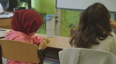 Chcú ich vraj ochrániť. Rakúske dievčatá už do škôl nebudú môcť chodiť v šatkách zahaľujúcich hlavu