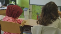 Chcú ich vraj ochrániť. Rakúske dievčatá už do škôl nebudú môcť chodiť v šatkách zahaľujúcich hlavu