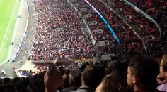 Fanúšik pobavil celý štadión. Lietadielkom trafil futbalistu do hlavy