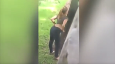 Trapas. Skúste hádať, prečo si táto žena stiahla nohavice vo verejnom parku