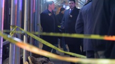 V New Yorku a Washingtone vyčíňa chladnokrvný sériový vrah. Jeden z jeho útokov zachytila bezpečnostná kamera