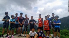 Tváre mladých futbalistov, ktorí sú už piaty deň uviaznutí v jaskyni v Thajsku