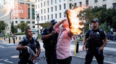 Muž sa snažil upáliť počas zhromaždenia na podporu Palestínčanov