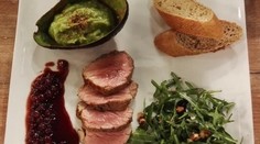 Bravčová panenka s avokádom, brusnicovou omáčkou a rukolou