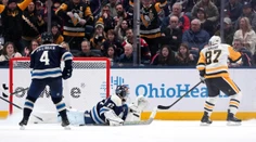 VIDEO: Chicagu hetrikom zariadil triumf Bertuzzi. Nestarnúci Crosby dokonal krásnym gólom obrat Pittsburghu