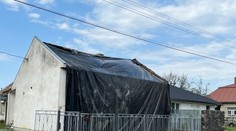 Strechu im zničila víchrica, mesiace im zateká do domu. Opraviť si ju sami nevedia a pomoc od štátu nestačí