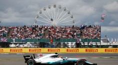 Hamilton sa radoval v Silverstone, defekt Vettela v predposlednom kole