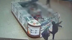 Nehorázna drzosť. Maskovaný muž rozkopal v nákupnom centre vitríny s mobilmi, po útoku pokojne zmizol