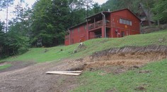 Vyťaté stromy či jama na bazén: Prevádzkovateľ chaty v najvyššom ochrannom pásme si vraj robí, čo chce