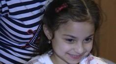 Krásna a vždy usmiata Tiffany sa má dožiť len puberty. Liečba vzácnej choroby je príliš drahá