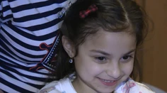 Krásna a vždy usmiata Tiffany sa má dožiť len puberty. Liečba vzácnej choroby je príliš drahá