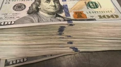 Muž si v bare objednal dve vody, nechal prepitné 10-tisíc dolárov