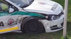 FOTO: Mladá vodička na BMW nabúrala do policajtov, skončili mimo cesty