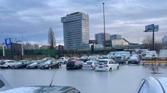 Bratislavu trápi rýchle topenie snehu. Zaplavilo parkovisko a hladina Dunaja stúpa