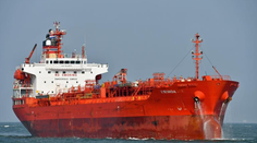 Húsíovia zaútočili na nórsky tanker. Po zásahu rakety na lodi vypukol požiar