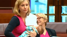 Prepísala históriu. Poslankyňa dojčila bábätko v parlamente