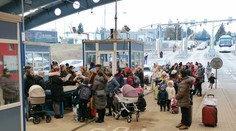 Do Vyšného Nemeckého prichádzajú rozdelené rodiny. Ženy s malými deťmi hľadajú pomoc, muži ostávajú doma