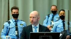 Breivik znova žaluje štát, proces sa začne v januári