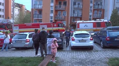 Ledva zložili lešenie a panelák opäť zachvátil požiar. Nájomník o zhorený byt príde