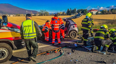Vážna nehoda pri Rožňave. Osobné auto sa zrazilo s kamiónom, ženu v kritickom stave bral do nemocnice vrtuľník