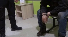 Na policajta zaútočil pes. Majiteľ ho mal proti nemu nahuckať