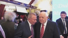 Rudolf Schuster nezabudol na narodeniny Michaila Gorbačova. Prekvapil ho týmto darom