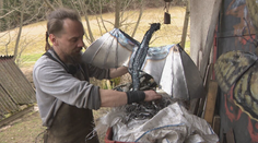 Kovovému šrotu dokáže dať druhý dych. Pre Petra je jeho práca životný štýl