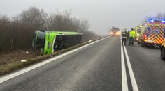 FOTO+VIDEO: Pri Dargove sa prevrátil autobus s 54 cestujúcimi. Na miesto vyrazili hasiči aj záchranári