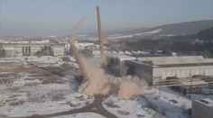 VIDEO: Obrovské komíny v Dubnici nad Váhom museli zrovnať so zemou. Stačil na to jeden odpal