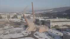 VIDEO: Obrovské komíny v Dubnici nad Váhom museli zrovnať so zemou. Stačil na to jeden odpal