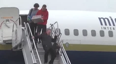 VIDEO: Posmieval sa Bidenovi, teraz ho dobehla minulosť. Americký senátor zišiel schody po zadku