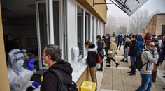 Nemocnice postupne otvárajú svoje odberné miesta. Prvý deň priniesol nejasnosti aj dlhé rady