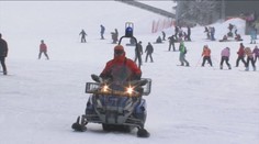 Skúter horskej služby sa spustil z kopca a zrazil lyžiarku. Manžela zaskočilo správanie záchranárov
