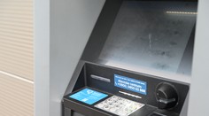 Krádež bankomatu v Ružomberku: Muž sa pokúsil o zvláštnu taktiku pod rúškom tmy, zachytila ho kamera