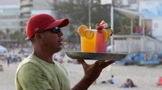 Španielska polícia varuje návštevníkov pláží. Obľúbené nápoje môžu predstavovať zdravotné riziko
