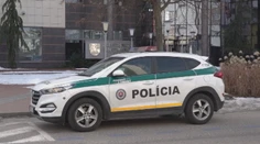 Dráma na úrade v Trenčíne. Vtrhol tam vyzbrojený muž a zaútočil na policajtov