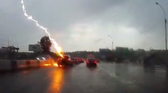 VIDEO: Šokujúci moment. Do vozidla udrel dvakrát po sebe blesk