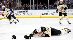 St. Louis vyrovnalo finálovú sériu s Bostonom, Cháru po zásahu pukom zaliala krv a nedohral