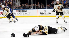 St. Louis vyrovnalo finálovú sériu s Bostonom, Cháru po zásahu pukom zaliala krv a nedohral