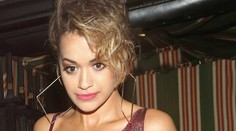 Rita Ora chcela byť sexy a provokovať, namiesto toho sa len strápnila