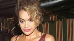 Rita Ora chcela byť sexy a provokovať, namiesto toho sa len strápnila