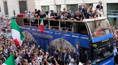 Taliani si vydobyli cestu otvoreným autobusom: Dlžíme to fanúšikom