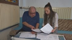 Doplatili na chybu úradníka: Na vnučku mu priespieval štát, teraz od nej pýta preplatok
