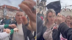 VIDEO: Lietali päste aj dáždniky. Ruskí turisti v Prahe napadli dobrovoľníkov, ktorí zbierali peniaze pre Ukrajinu
