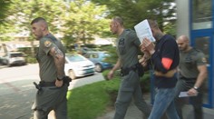 Mohol odvrátiť zrak, no neurobil tak. Nebyť hrdinského suseda, ženu by dobodali pred očami jej detí